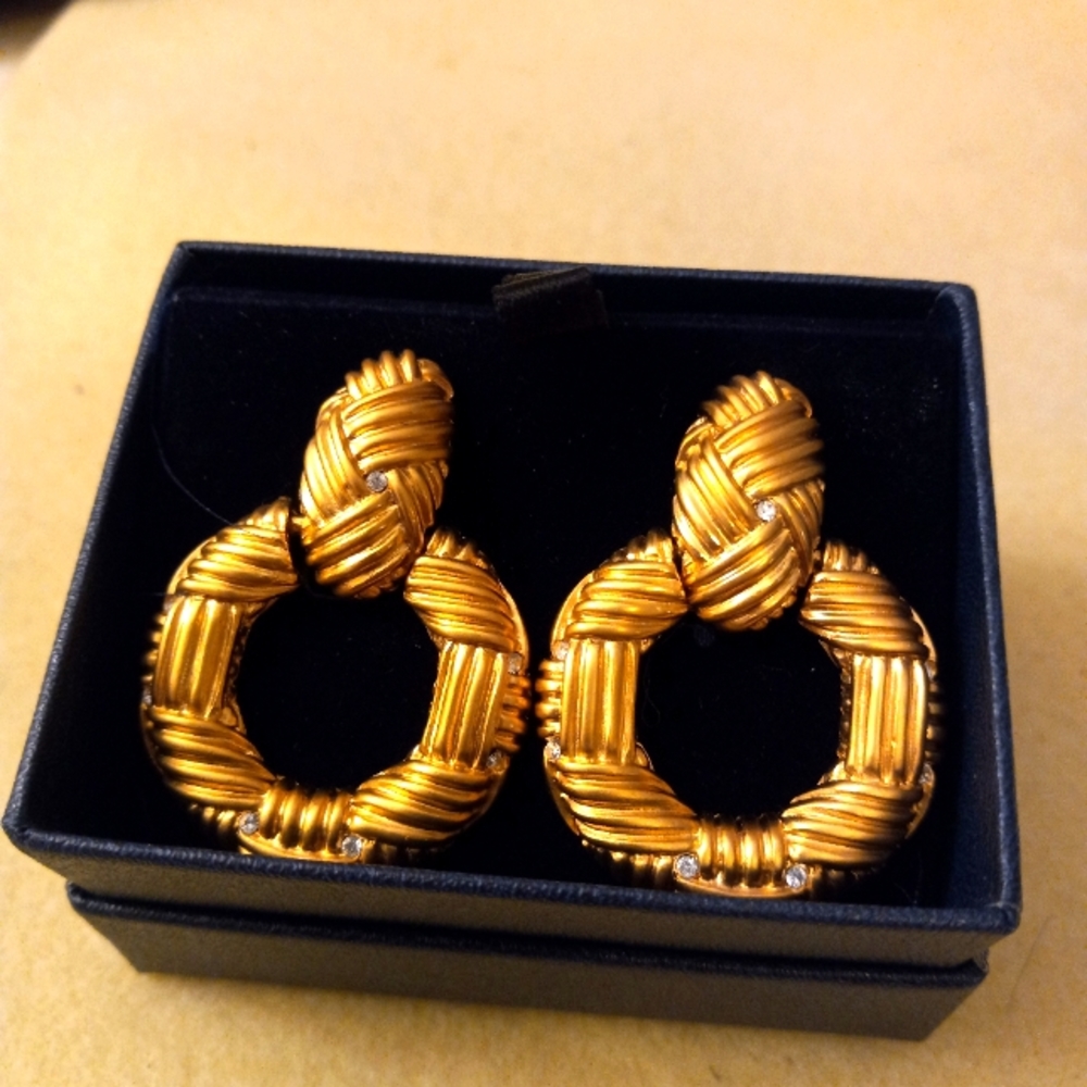 Goldtone doorknocker earrings clip new